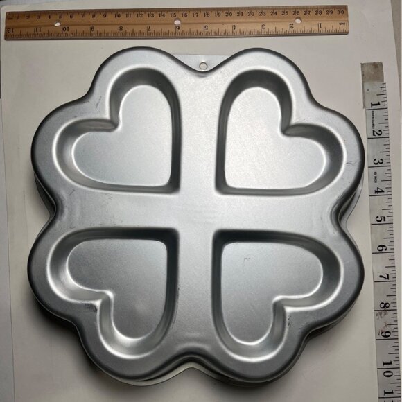 1989 Wilton Shamrock Cake Pan With Heart Sections 2105-1414 Aluminum Bakeware - Picture 3 of 3